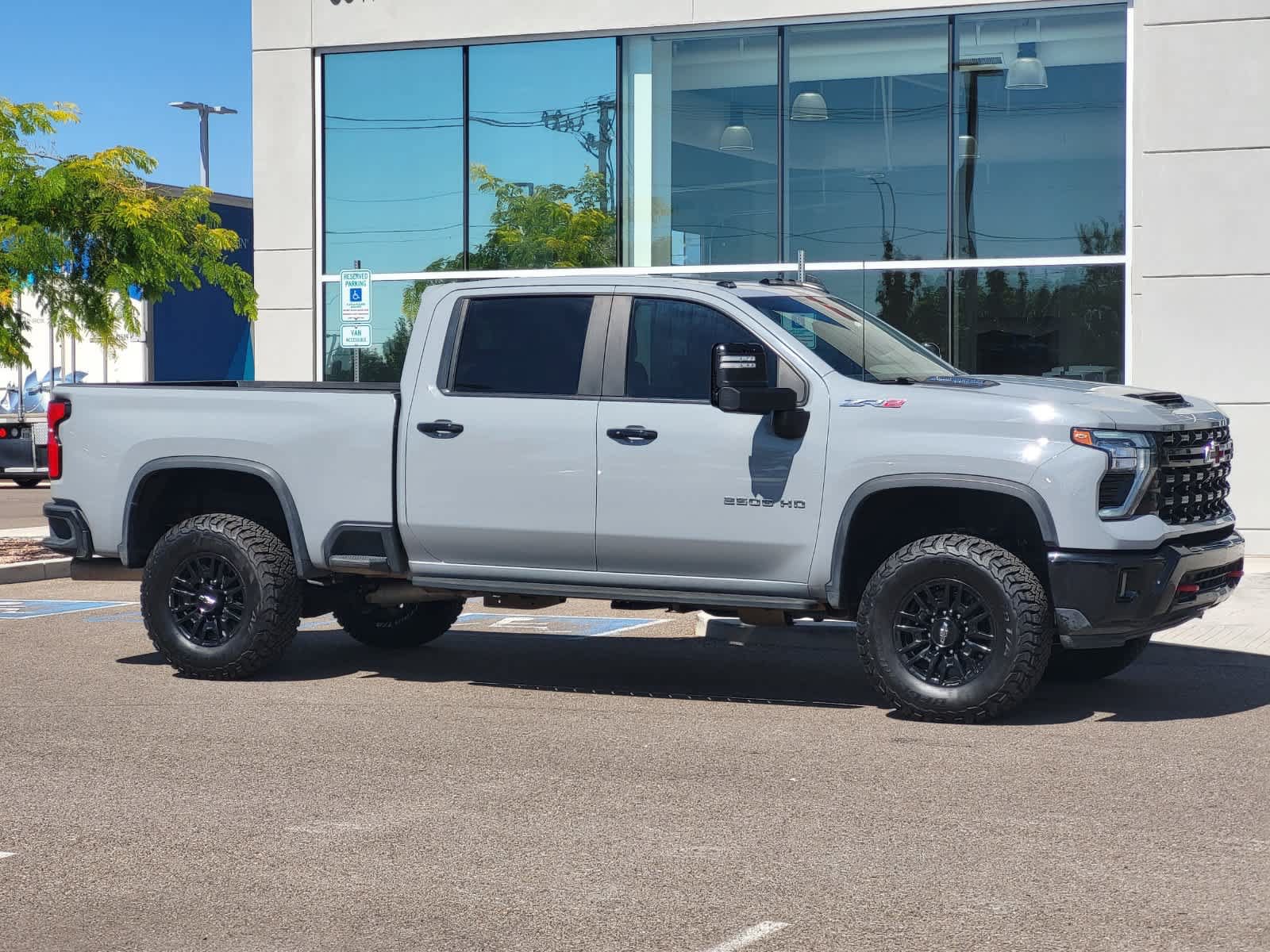 Used 2024 Chevrolet Silverado 2500 ZR2 w/ Technology Package AWD/4WD image 3