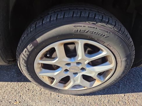 Used 2015 Jeep Renegade Latitude w/ Popular Equipment Group image 8