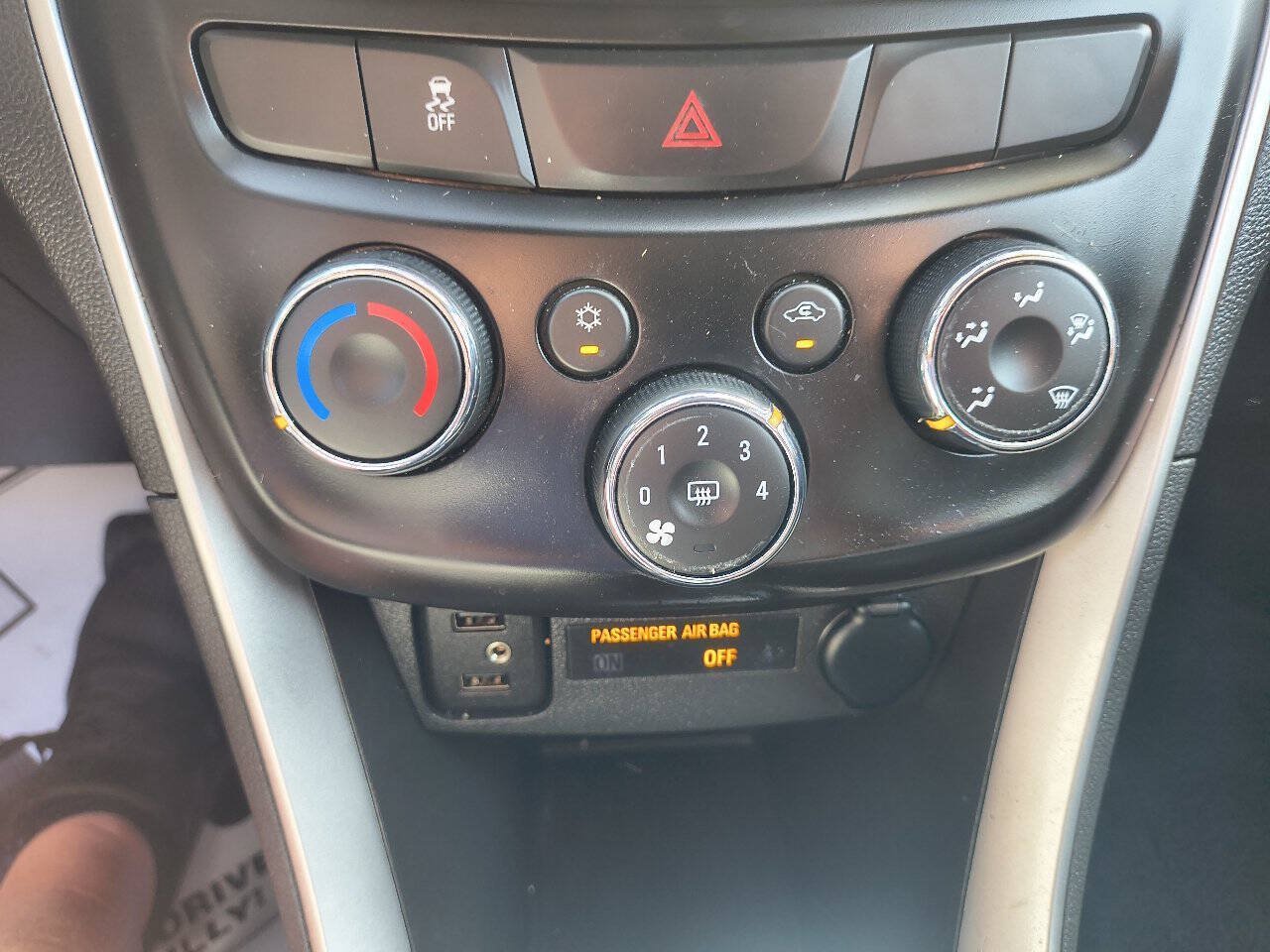 Used 2020 Chevrolet Trax LT w/ LT Convenience Package AWD/4WD image 25
