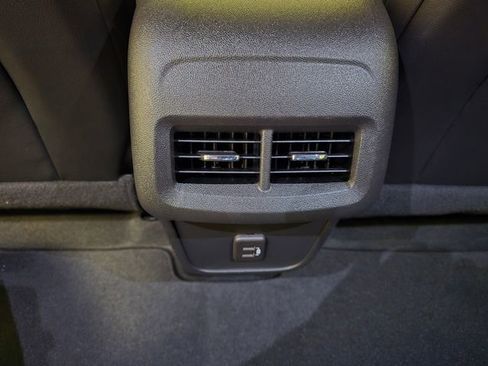 Used 2023 Chevrolet Equinox RS image 32