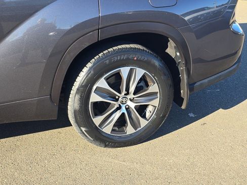 Used 2020 Toyota Highlander XLE image 11