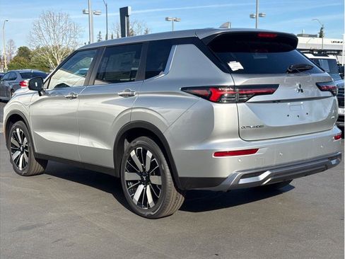 Used 2025 Mitsubishi Outlander SE image 7