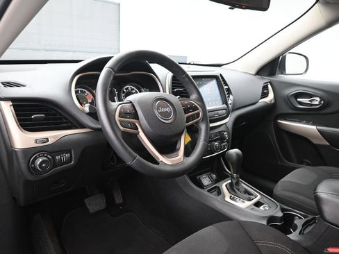 Used 2017 Jeep Cherokee Latitude FWD image 17