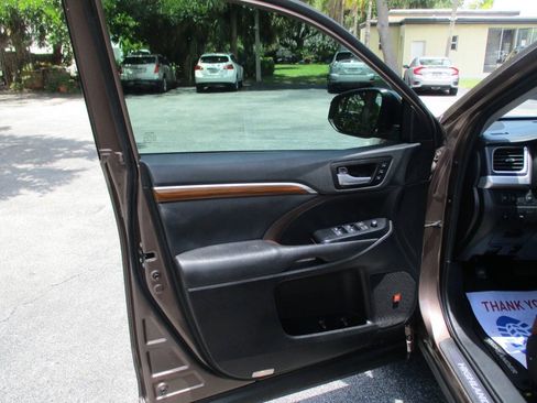 Used 2018 Toyota Highlander Limited FWD image 23