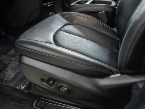 Used 2025 Chrysler Pacifica Select image 40