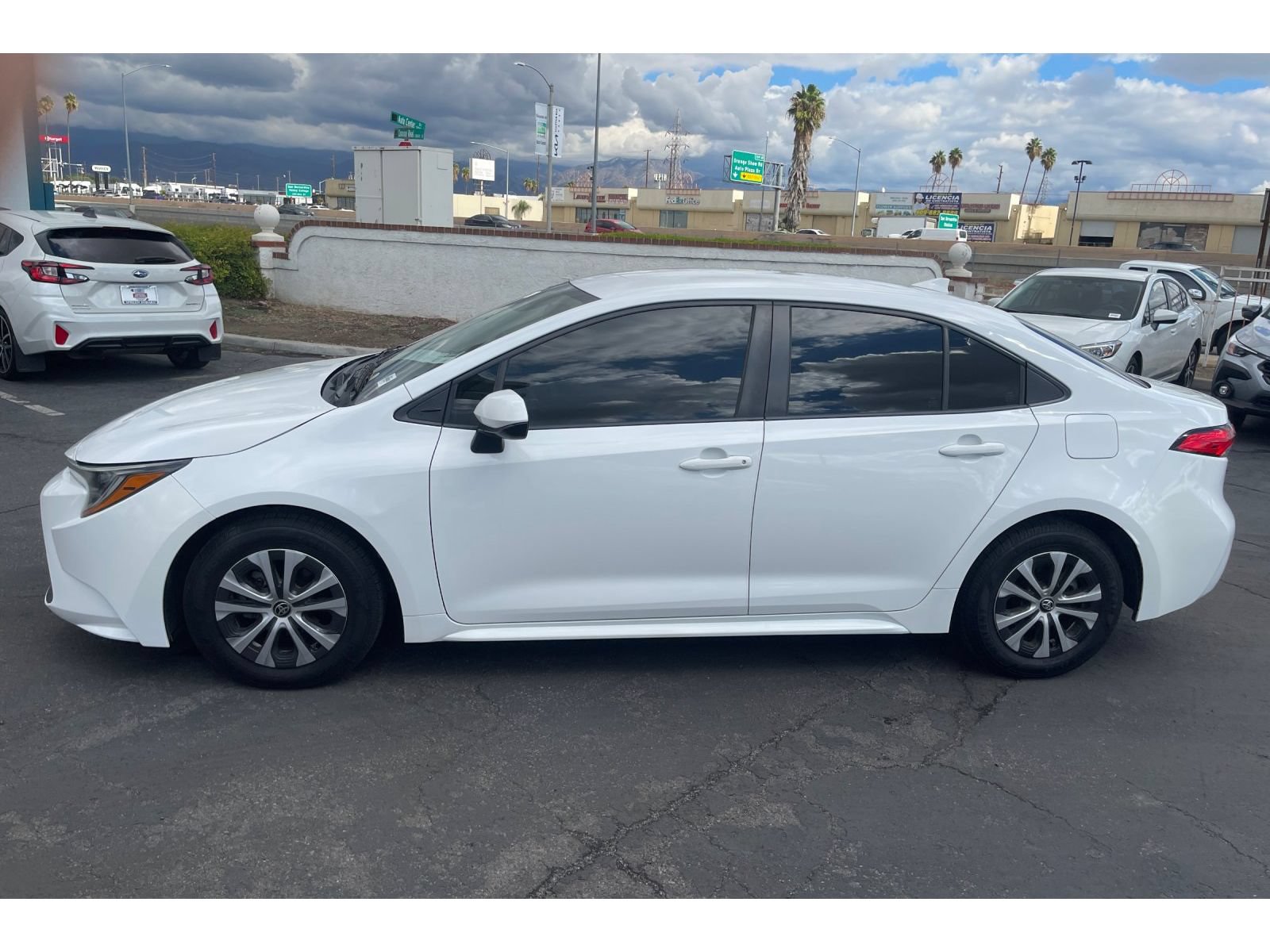 Used 2022 Toyota Corolla LE w/ Carpet Mat Package (TMS) FWD image 2