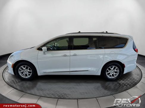 Used 2020 Chrysler Pacifica Touring-L FWD image 2