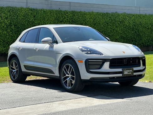 Certified 2025 Porsche Macan AWD/4WD image 10