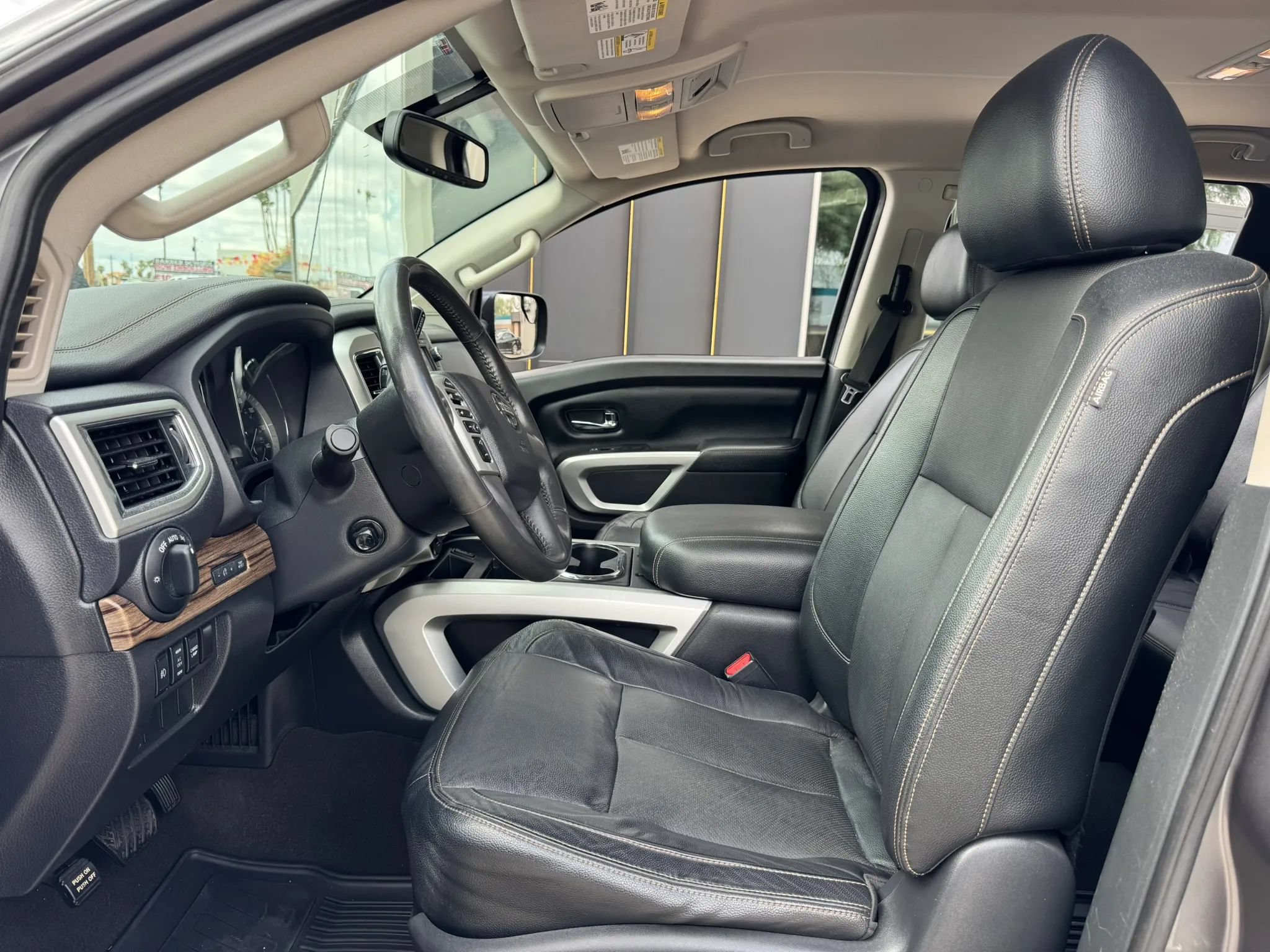 Used 2017 Nissan Titan SL AWD/4WD image 11