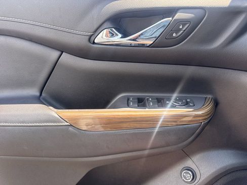 Used 2021 GMC Acadia SLE w/ Driver Convenience Package FWD image 18