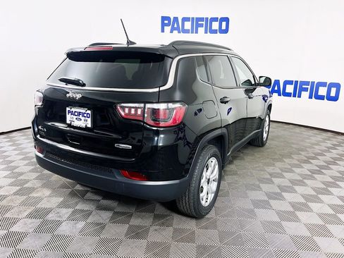 Used 2025 Jeep Compass Latitude w/ Sun & Sound Group AWD/4WD image 9