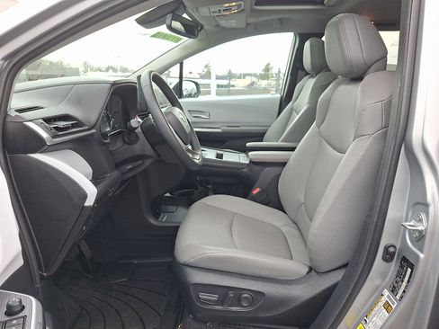 Used 2025 Toyota Sienna XLE image 14