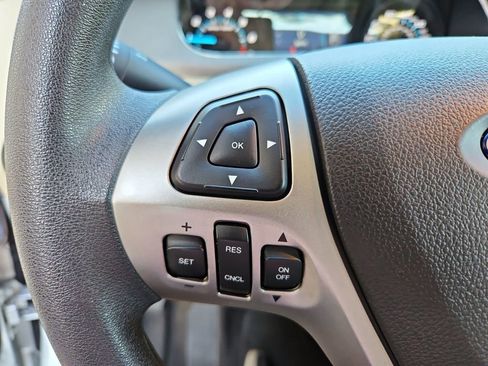 Used 2017 Ford Taurus SE image 11