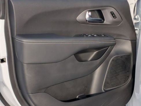 New 2026 Chrysler Pacifica Select image 13