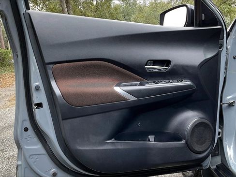 Used 2023 Nissan Kicks SR image 17