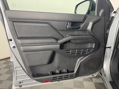 Used 2025 Toyota Tacoma SR5 AWD/4WD image 9