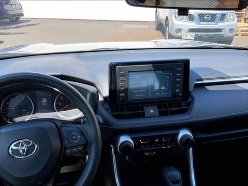 Used 2020 Toyota RAV4 LE FWD image 6