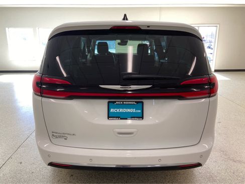 Used 2024 Chrysler Pacifica Touring-L image 6