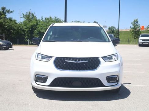 Used 2024 Chrysler Pacifica Touring-L FWD image 2