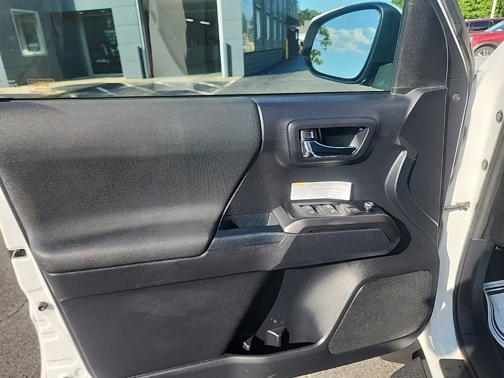 Used 2018 Toyota Tacoma TRD Off-Road AWD/4WD image 11