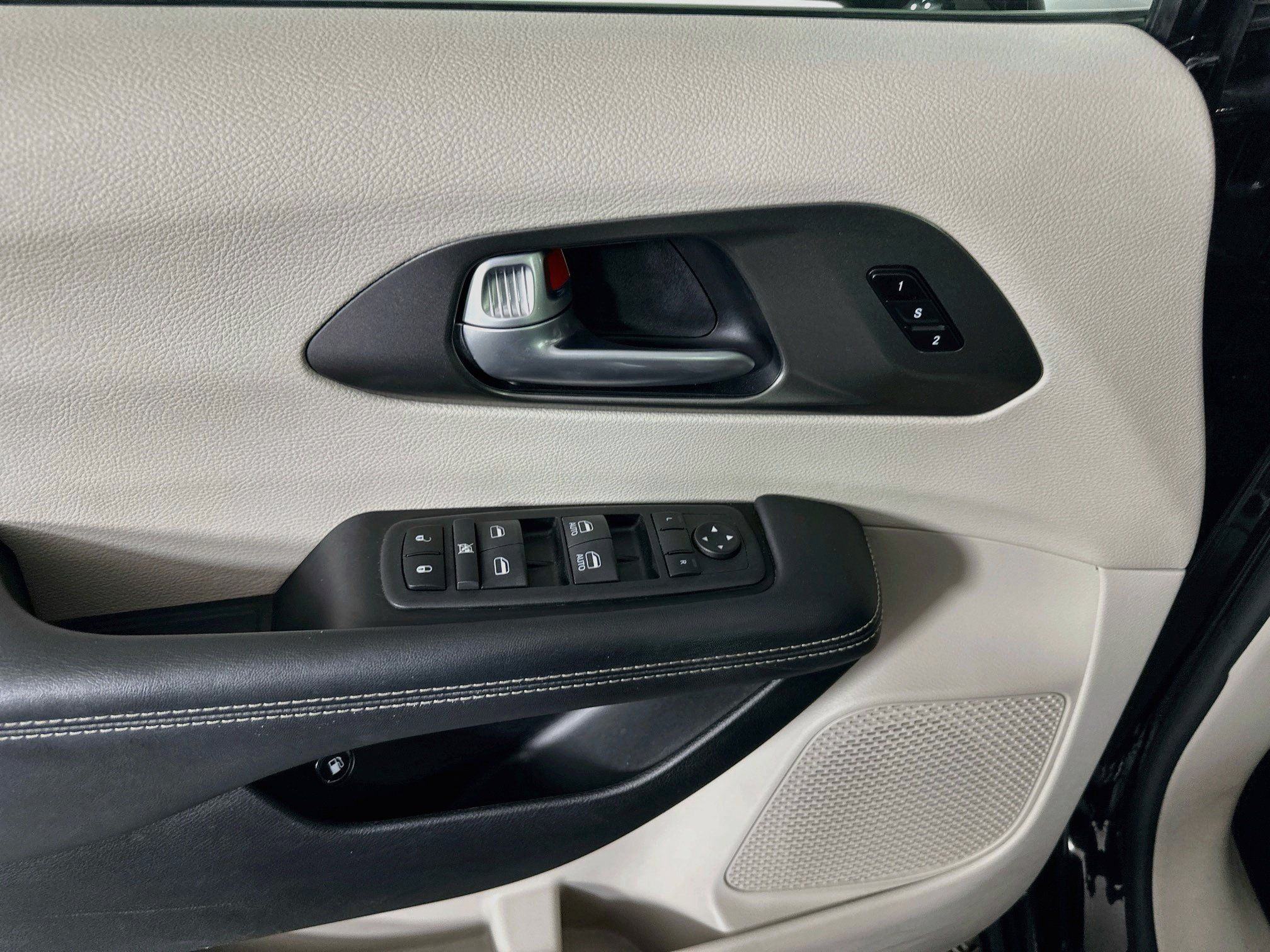 Used 2024 Chrysler Pacifica Limited FWD image 15