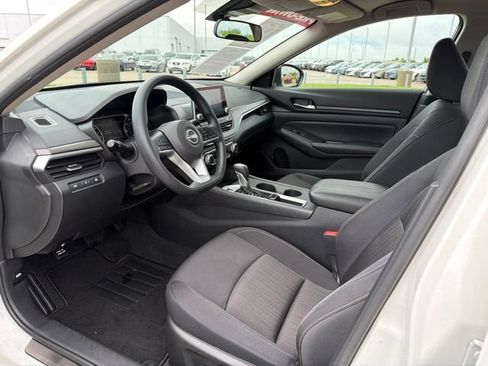 Used 2025 Nissan Altima 2.5 SV FWD image 13