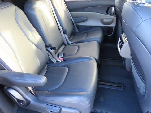 Used 2025 Kia Carnival EX image 12