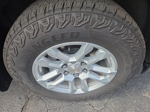 Used 2023 Chevrolet Silverado 1500 LT AWD/4WD image 8