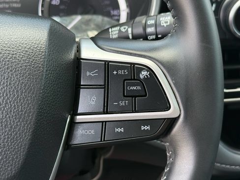 Used 2024 Toyota Highlander XLE FWD image 18