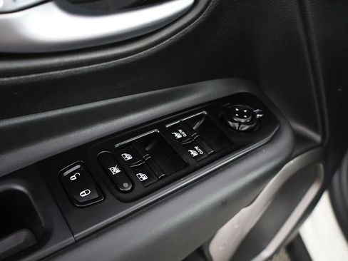 Used 2022 Jeep Renegade Latitude AWD/4WD image 35