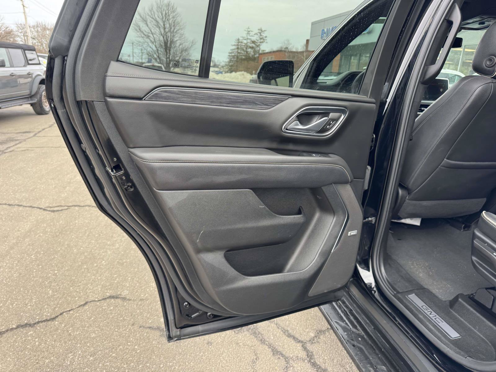 Used 2024 GMC Yukon SLT AWD/4WD image 17