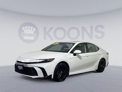 Used 2025 Toyota Camry SE image 1