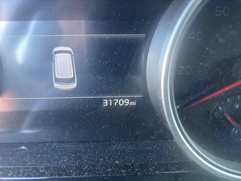 Used 2024 Kia Carnival EX FWD image 3