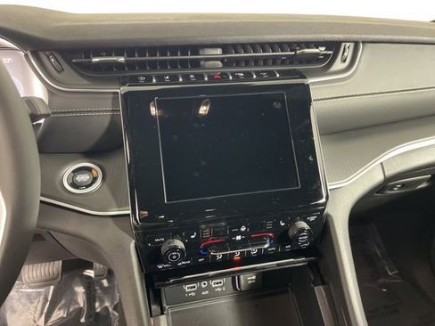 New 2025 Jeep Grand Cherokee Altitude AWD/4WD image 14