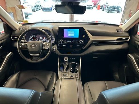 Used 2023 Toyota Highlander XLE AWD/4WD image 12