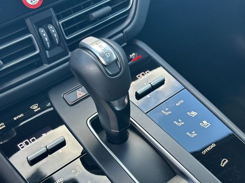 Used 2025 Porsche Macan image 22