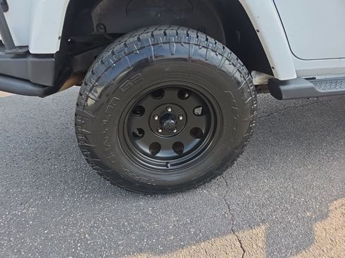 Used 2012 Jeep Wrangler Unlimited Sahara image 7