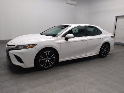 Used 2018 Toyota Camry SE FWD image 2