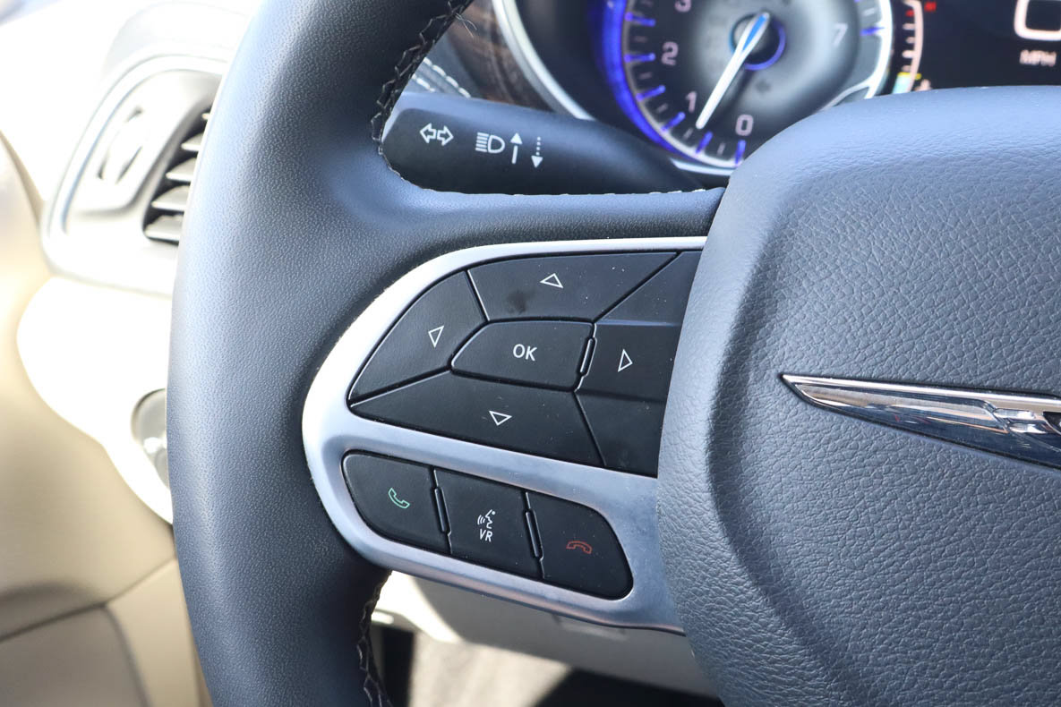 Used 2024 Chrysler Pacifica Limited FWD image 31