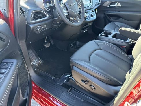 New 2026 Chrysler Pacifica Select FWD image 26