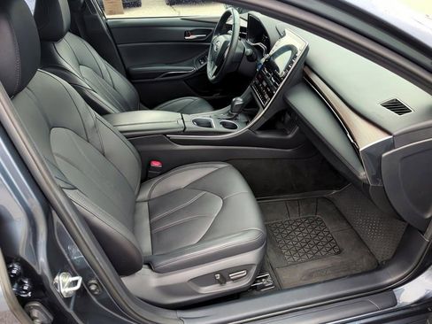 Used 2022 Toyota Avalon XLE image 12