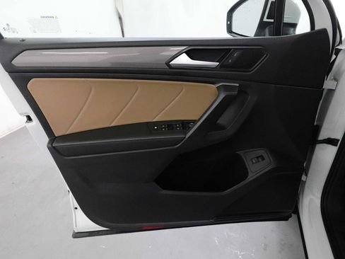 Used 2024 Volkswagen Tiguan SE w/ Panoramic Sunroof Package AWD/4WD image 10