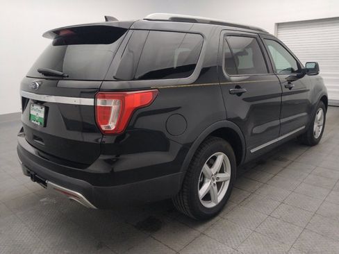 Used 2017 Ford Explorer XLT image 9