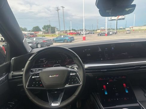 Used 2026 Cadillac Escalade ESV V w/ LPO, ONYX Package AWD/4WD image 9