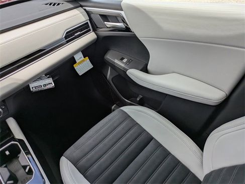 New 2025 Mitsubishi Outlander SE image 17