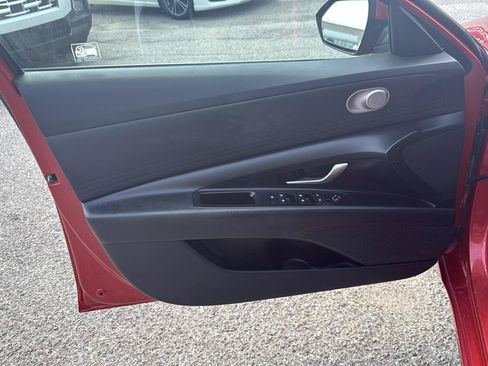 Used 2021 Hyundai Elantra SE FWD image 11