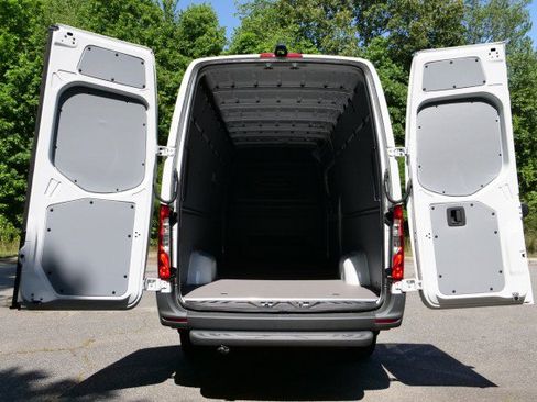 Used 2025 Mercedes-Benz Sprinter 2500 image 3