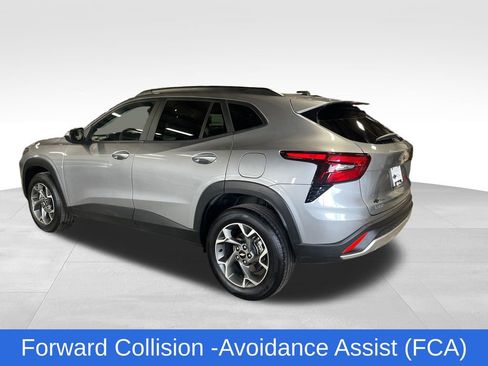 Used 2025 Chevrolet Trax LT FWD image 3
