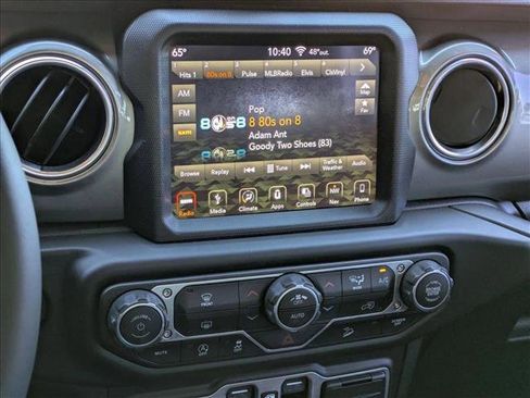 Used 2018 Jeep Wrangler Unlimited Sahara image 15