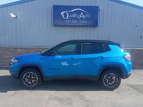 Used 2025 Jeep Compass Trailhawk AWD/4WD image 1